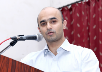 DR.-ADITYA-KELKAR-SPEAKING-AT NIOEYES