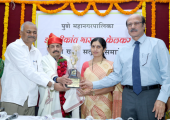 DR.-SHRIKANT-KELKARS-FELICITATION-AT NIOEYES IN PUNE CLINIC